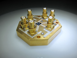 A single superconducting artificial atom senses solid-state spins