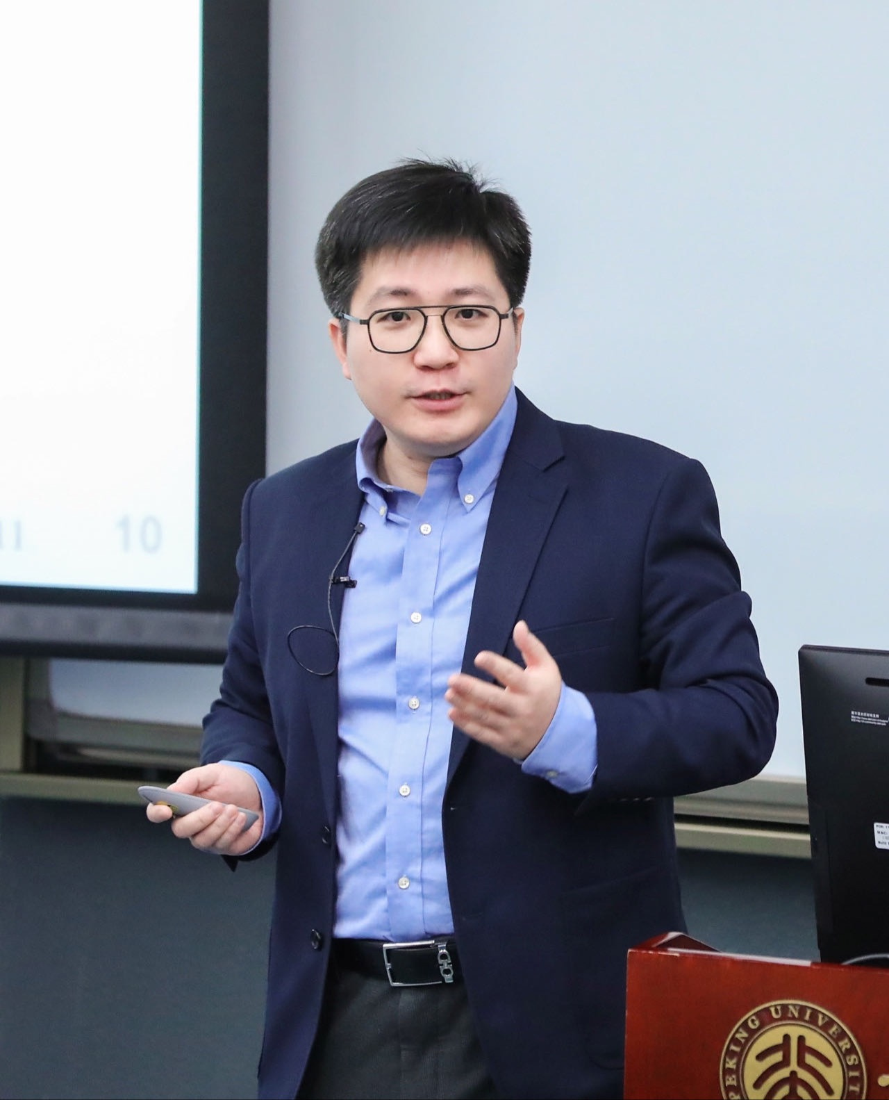 Go to the profile of Wenliang Huang