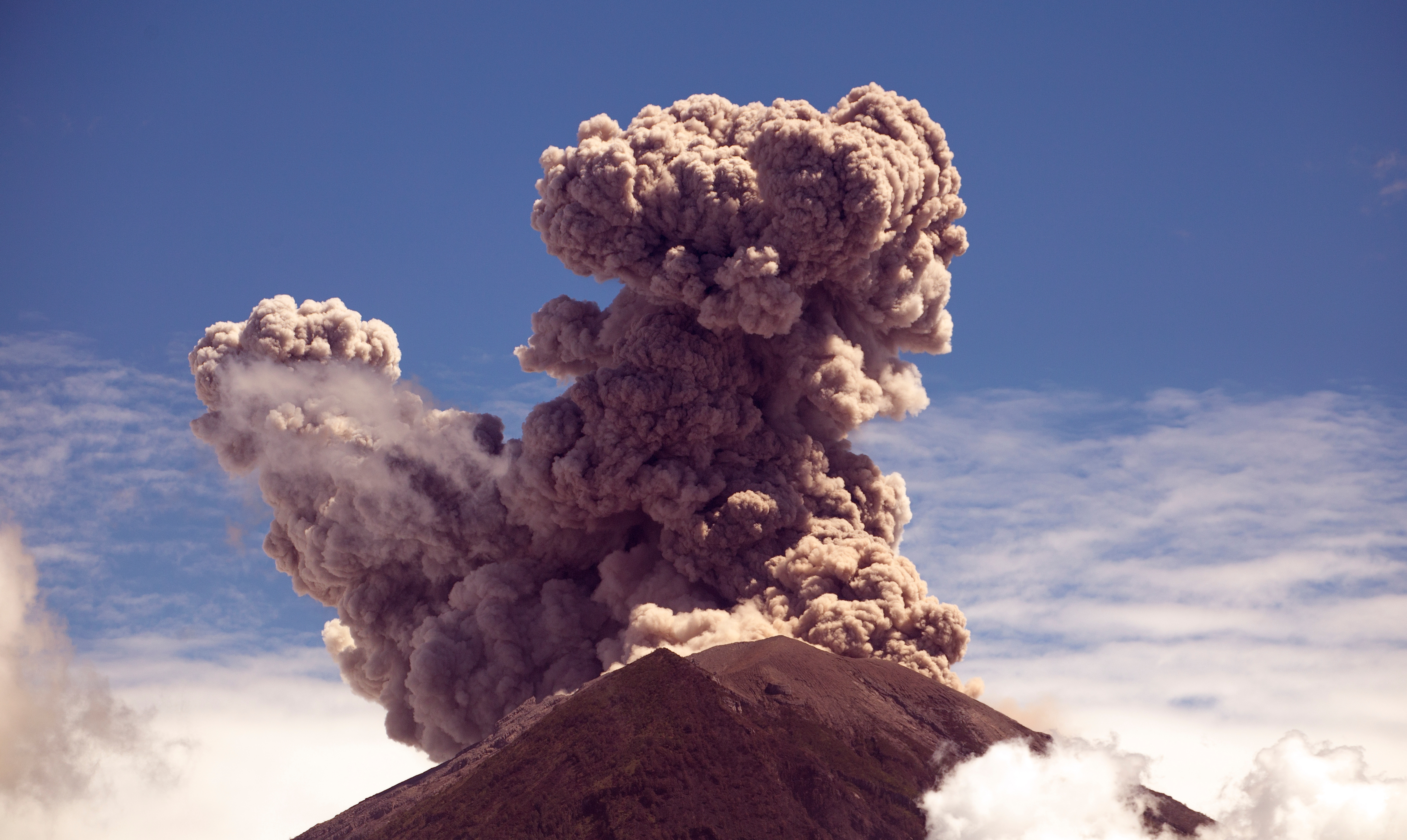 Indonesia’s fiery volcanoes hold information about Earth’s mantle