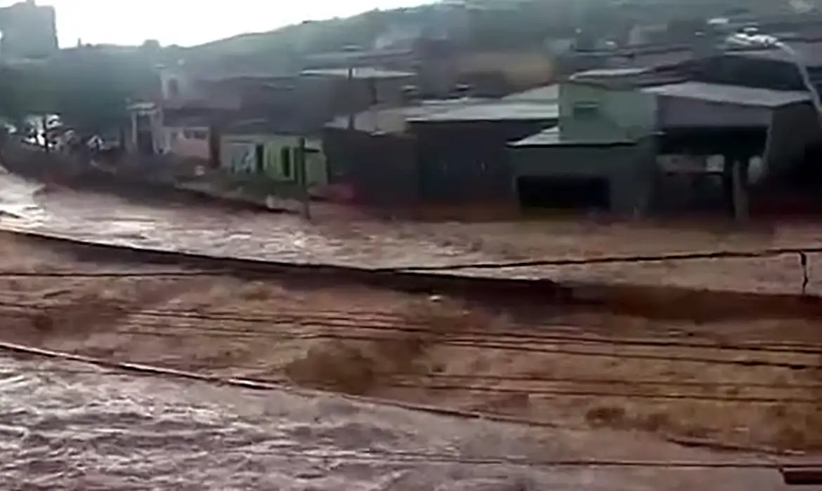 Government climate authorities on social media: a study triggered by social media activities on the wettest day in a city's history