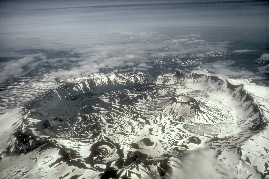 Subducting slabs may be torn along plate joints in the ocean