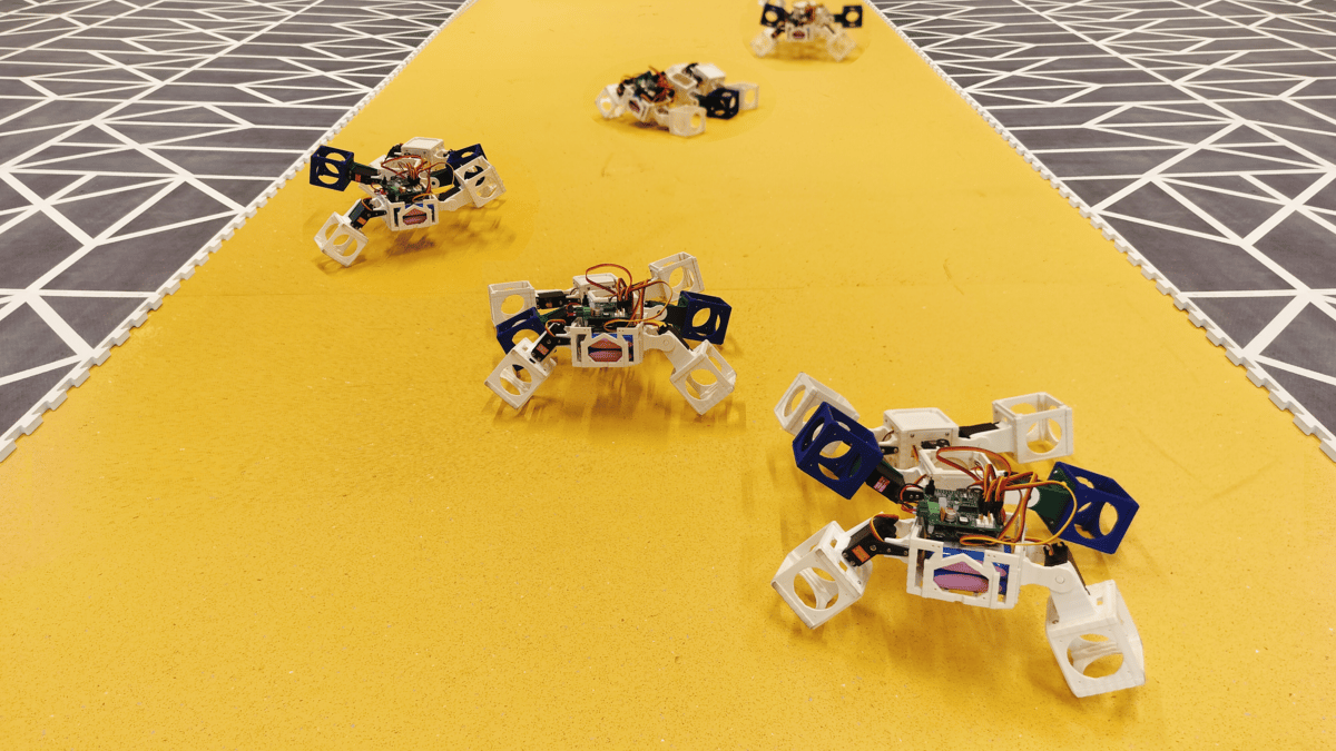 A model-free method to learn multiple skills in parallel on modular robots