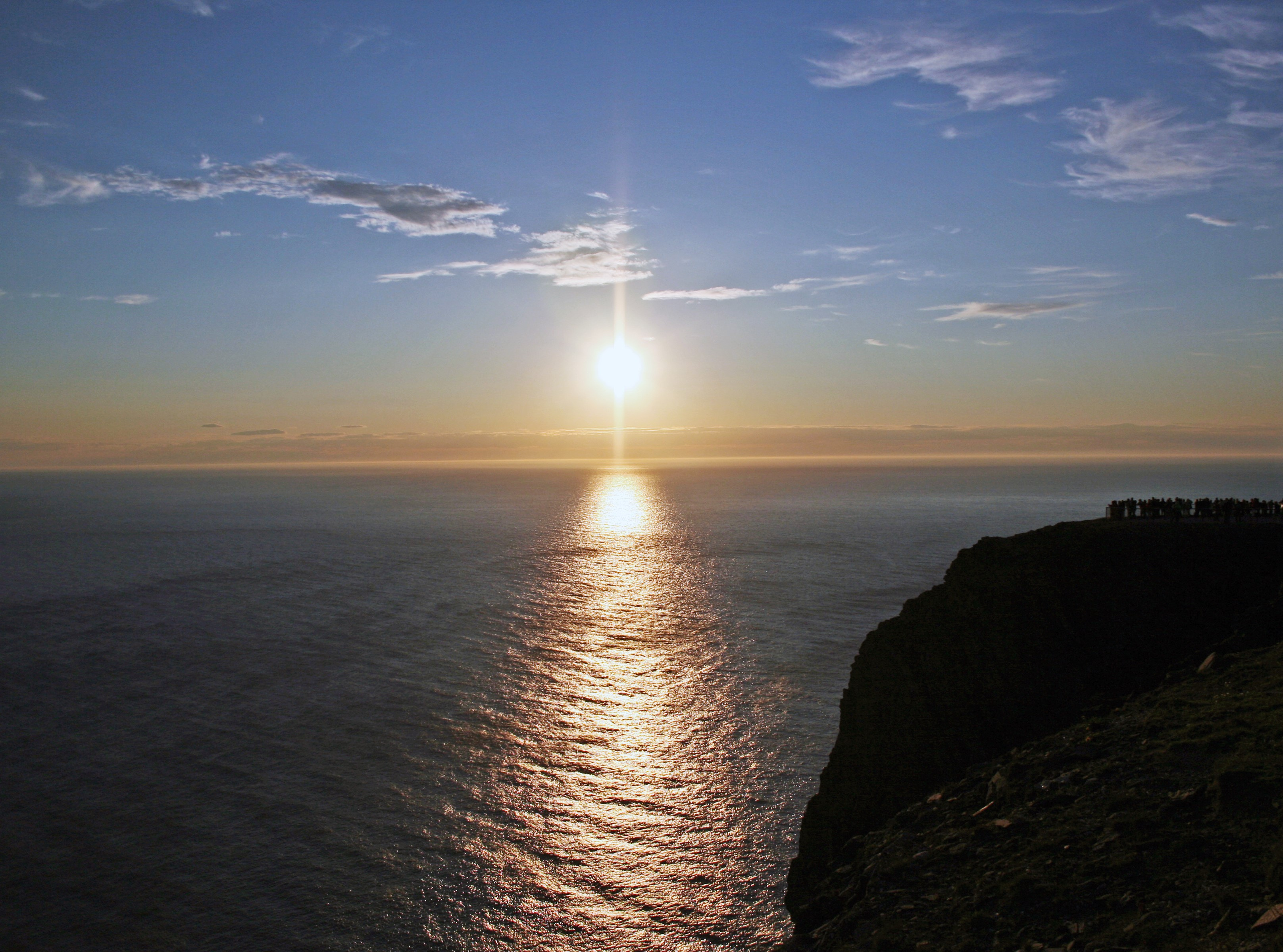 Seasonality in light can act as a barrier to warming-driven species redistributions 