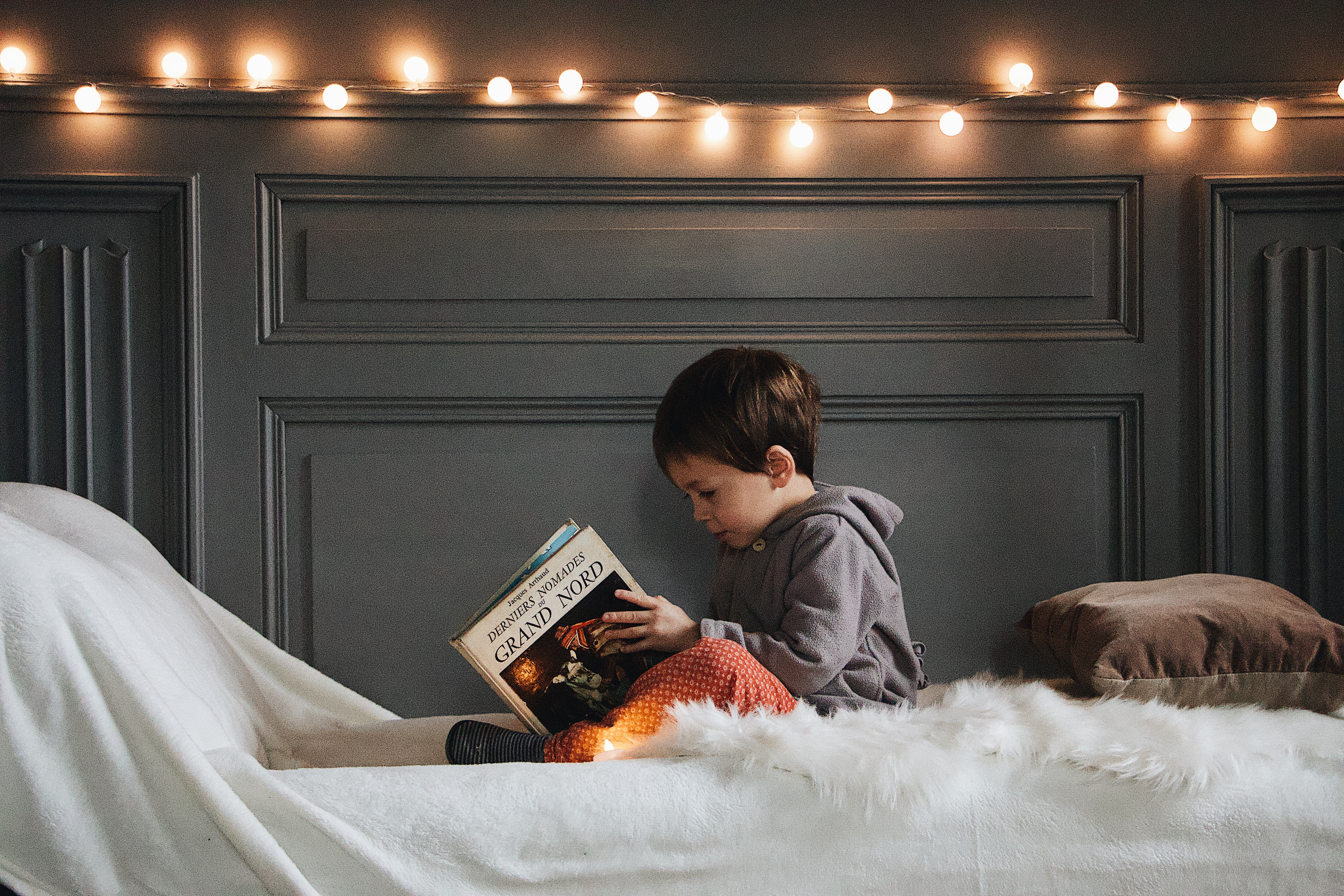 How does learning to read at home affect the developing brain?