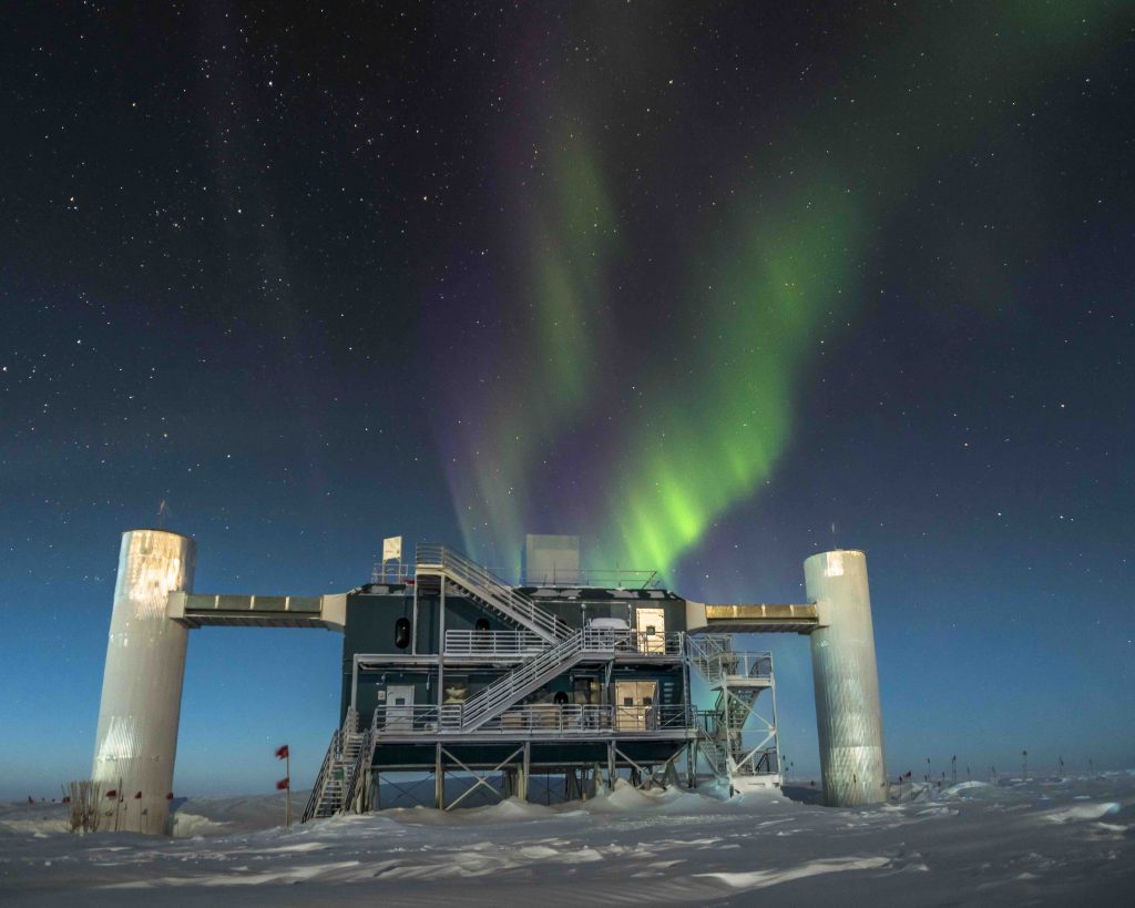 Beyond Einstein with neutrinos