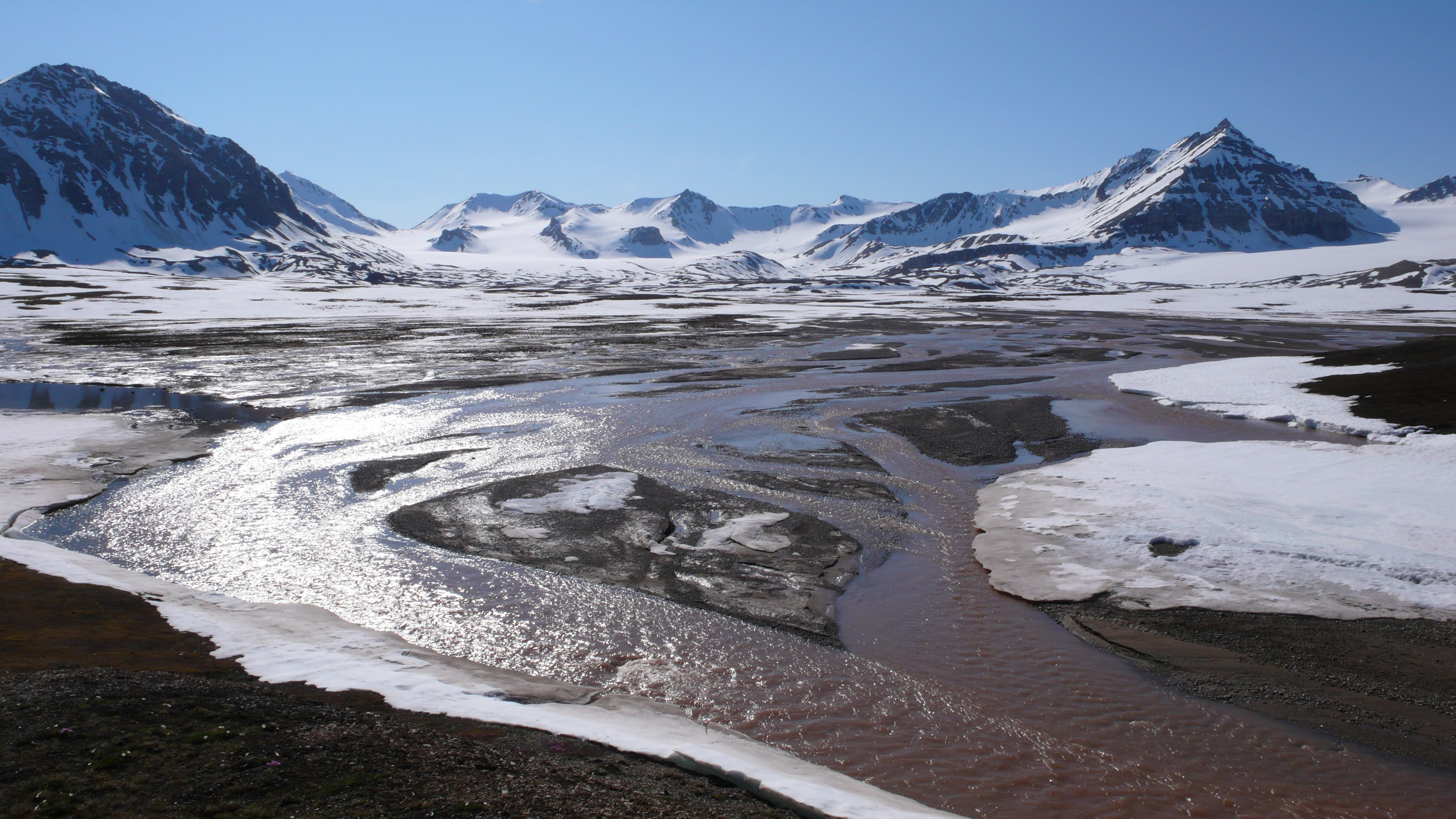 How climate change reassembles river ecosystems  