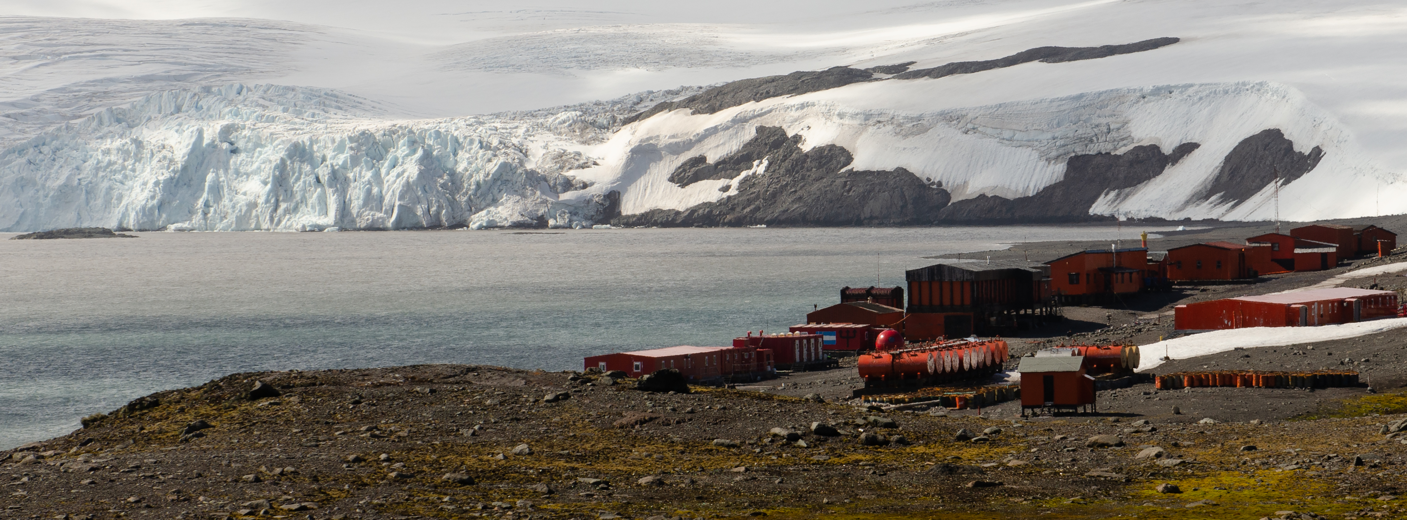 Glacial melt shifts benthic metabolism of an Antarctic fjord
