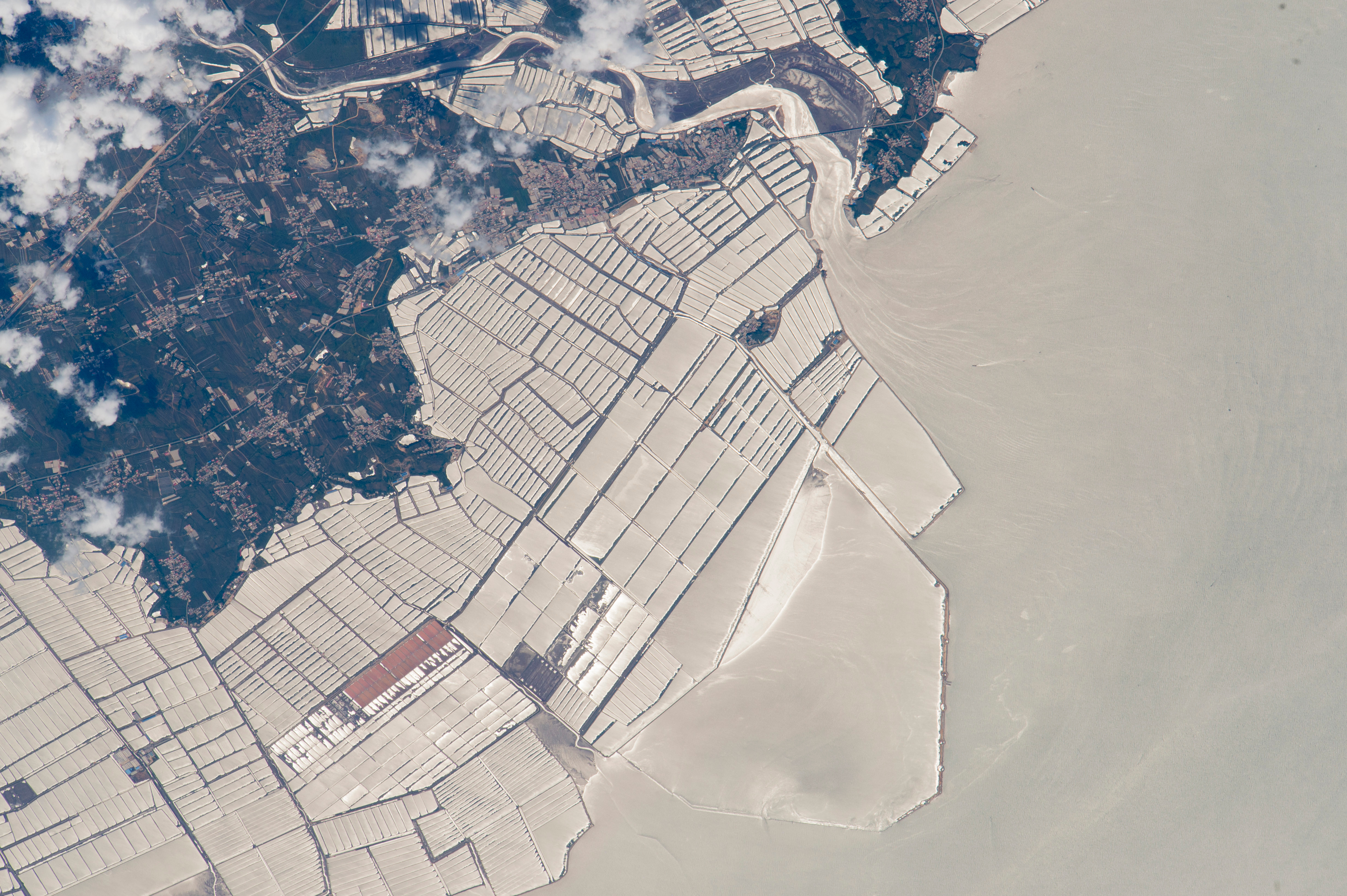 Uncovering the extent of marine built structures