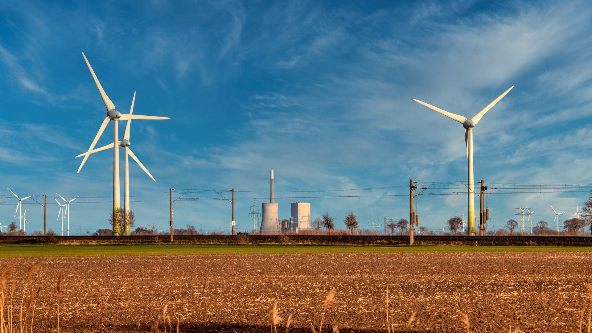 Financing costs of renewable energy and fossil fuel firms: A reversal of fortunes?