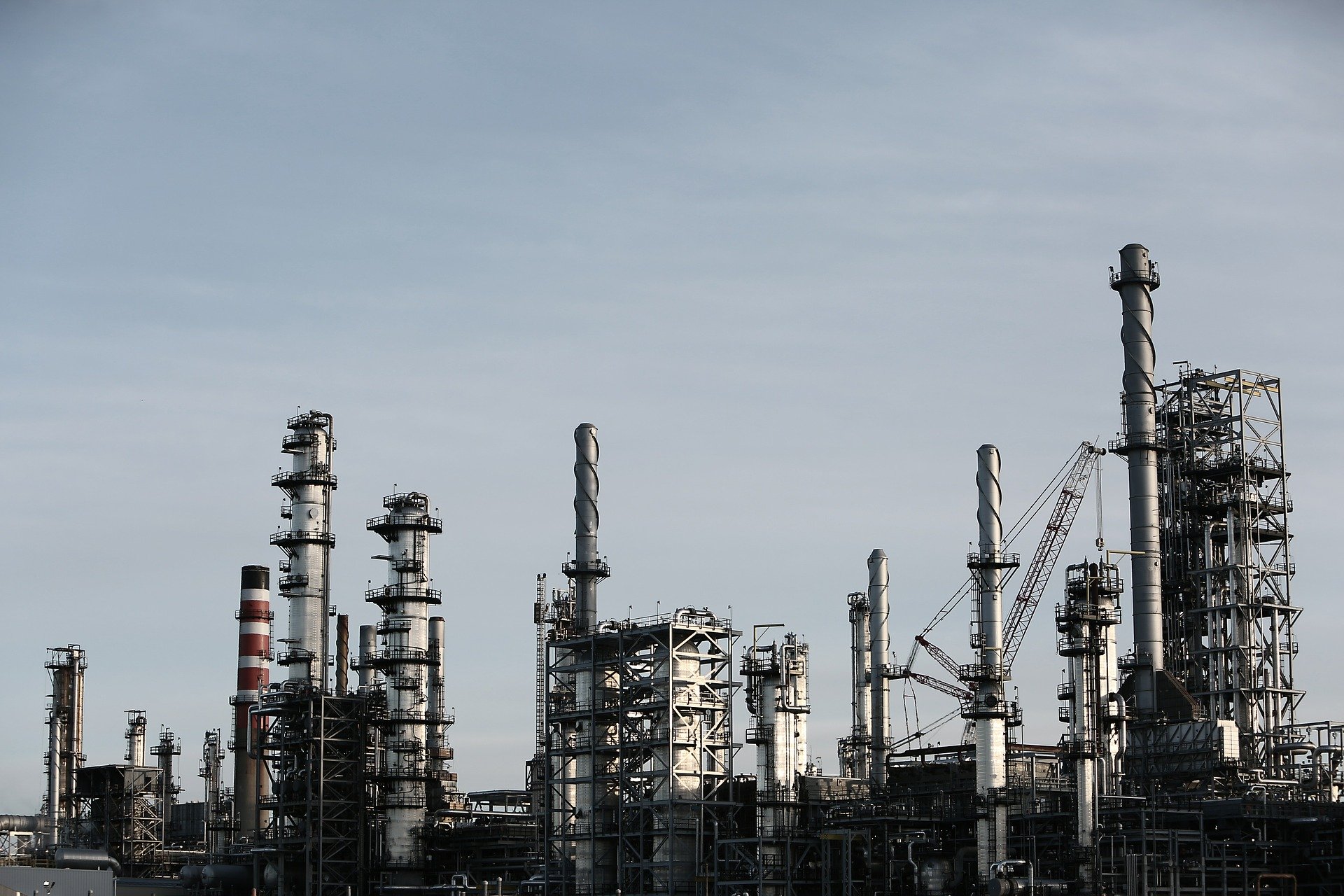 Global crude oil refining: A key potential contributor to climate targets